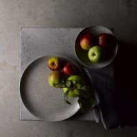 EVO ORIGINS NATURAL GREY PLATE AND BOWL WITH APPLES